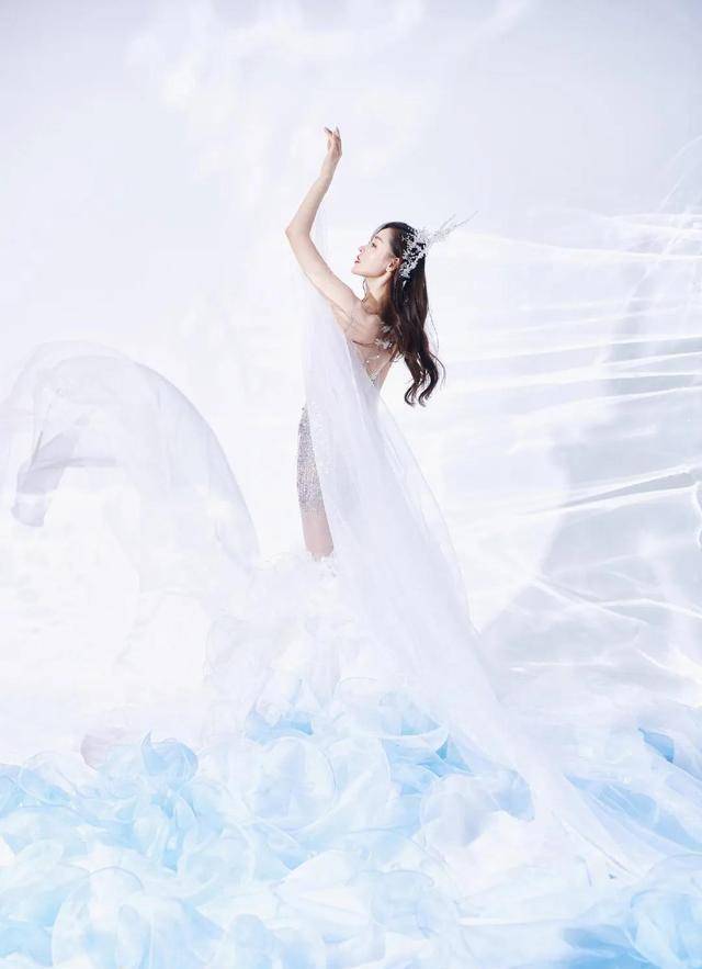 张天爱cos"美人鱼",穿白色亮片鱼尾裙,仙气又妖娆_黑色_的设计_女生