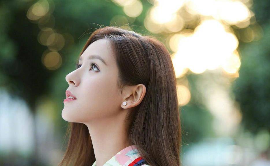张予曦拍染发视频,意外暴露素颜照后:难怪是王思聪最美前任_因为_明星