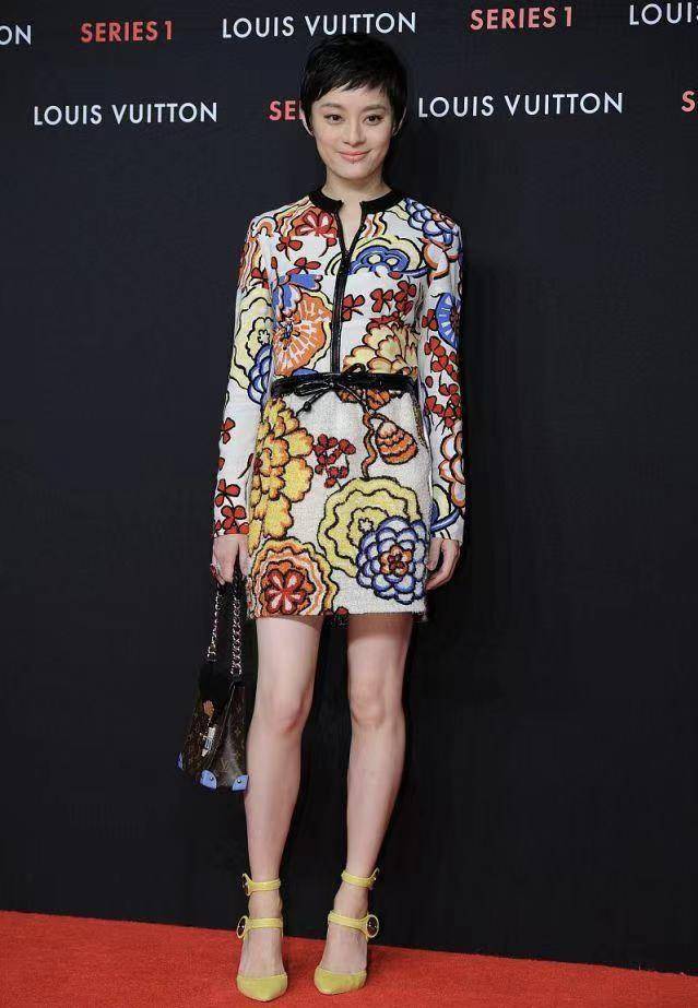 虽然"孙俪"个子不高,但是穿着印花裙加上筷子腿高跟鞋还是很吸睛的