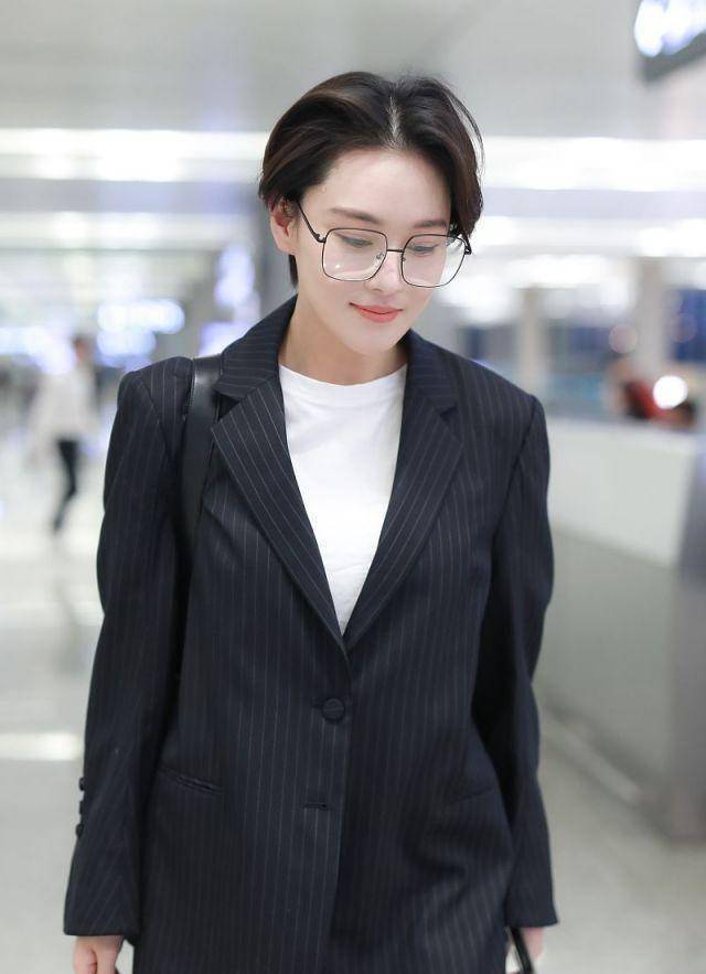 真佩服张馨予的颜值,完美hold住"中分短发",配西装帅爆了_黑色_外套