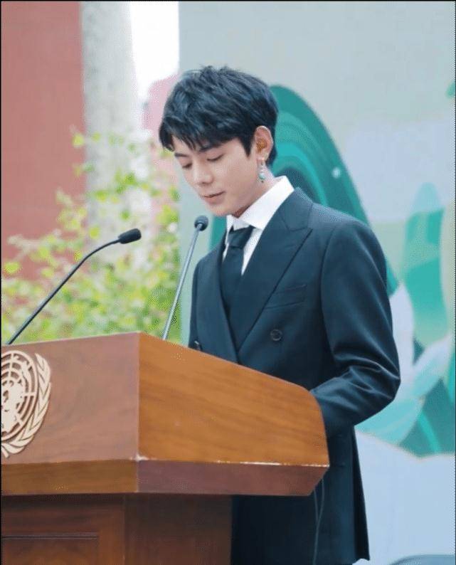 丁真首次演讲,生图颜值不输男明星,穿黑西装拍大片太帅了_家乡_理塘
