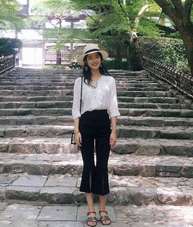 杨采钰,五官精致,酒窝浅浅,时尚动人,难怪富豪陈金飞会选择她_冯小刚