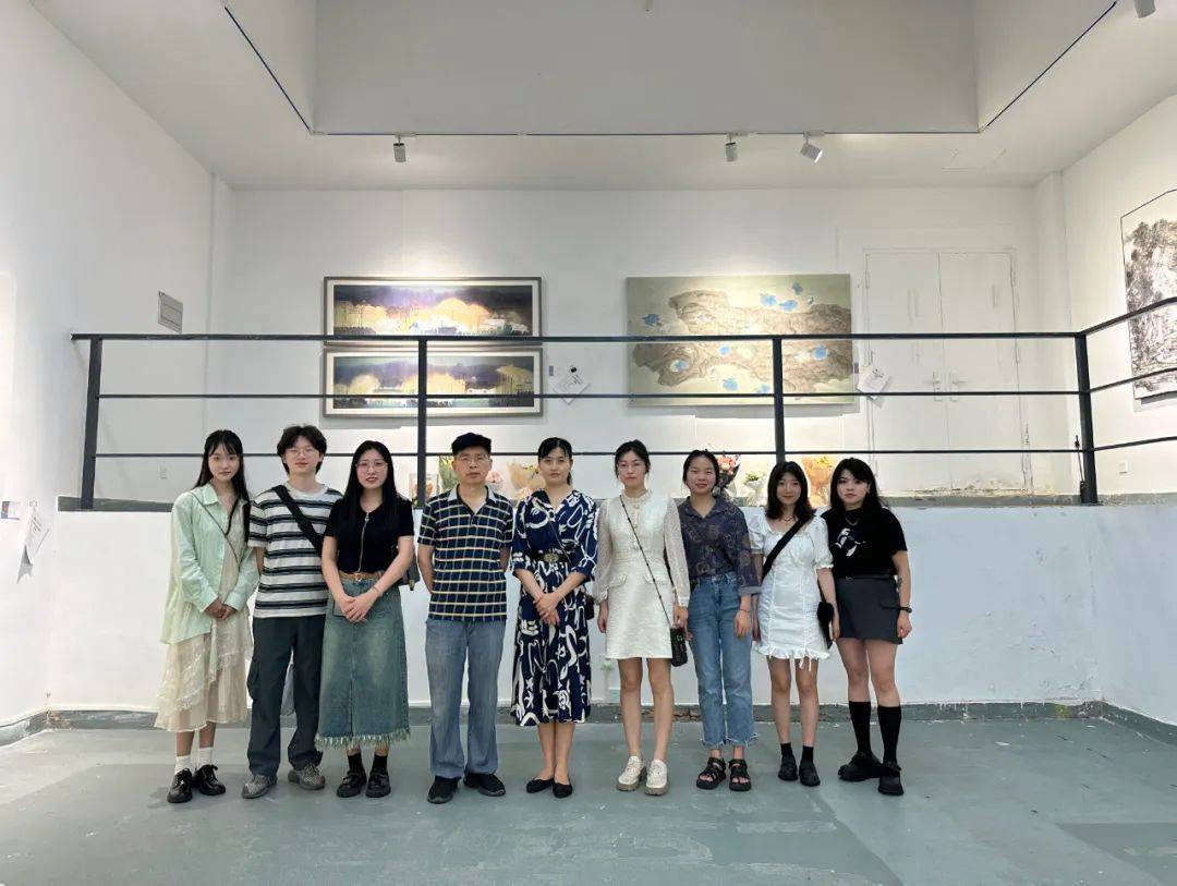 左起:刘鹏洋,马媛媛副教授,宋亚倩(向左滑动阅览)刘鹏洋女,重庆市美术