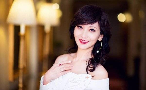 真不愧是冻龄女神,1992年的白娘子,2020年依旧容貌不改,完全都不像60