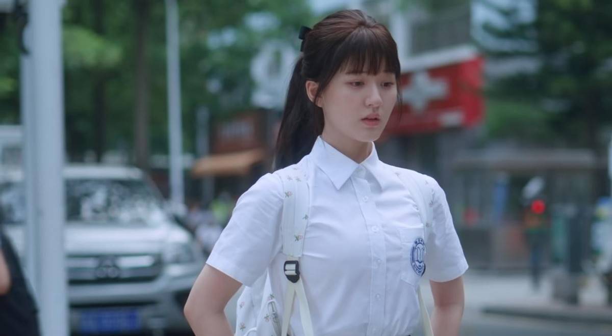 顶着大饼子脸却硬演"高中生",是谁的审美出了问题_赵露思_年龄_演技