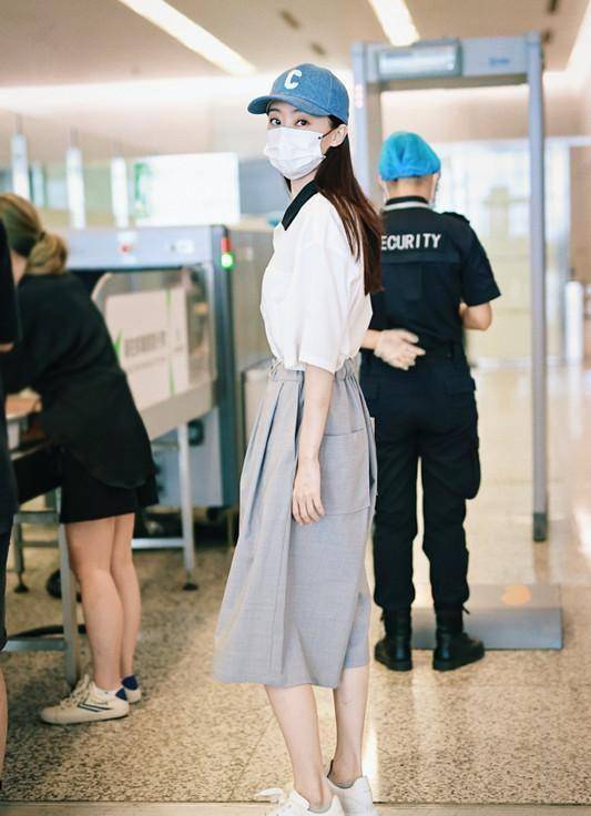 张小斐太会穿了,白色衬衫搭灰色阔腿短裤,减龄10岁都不止!