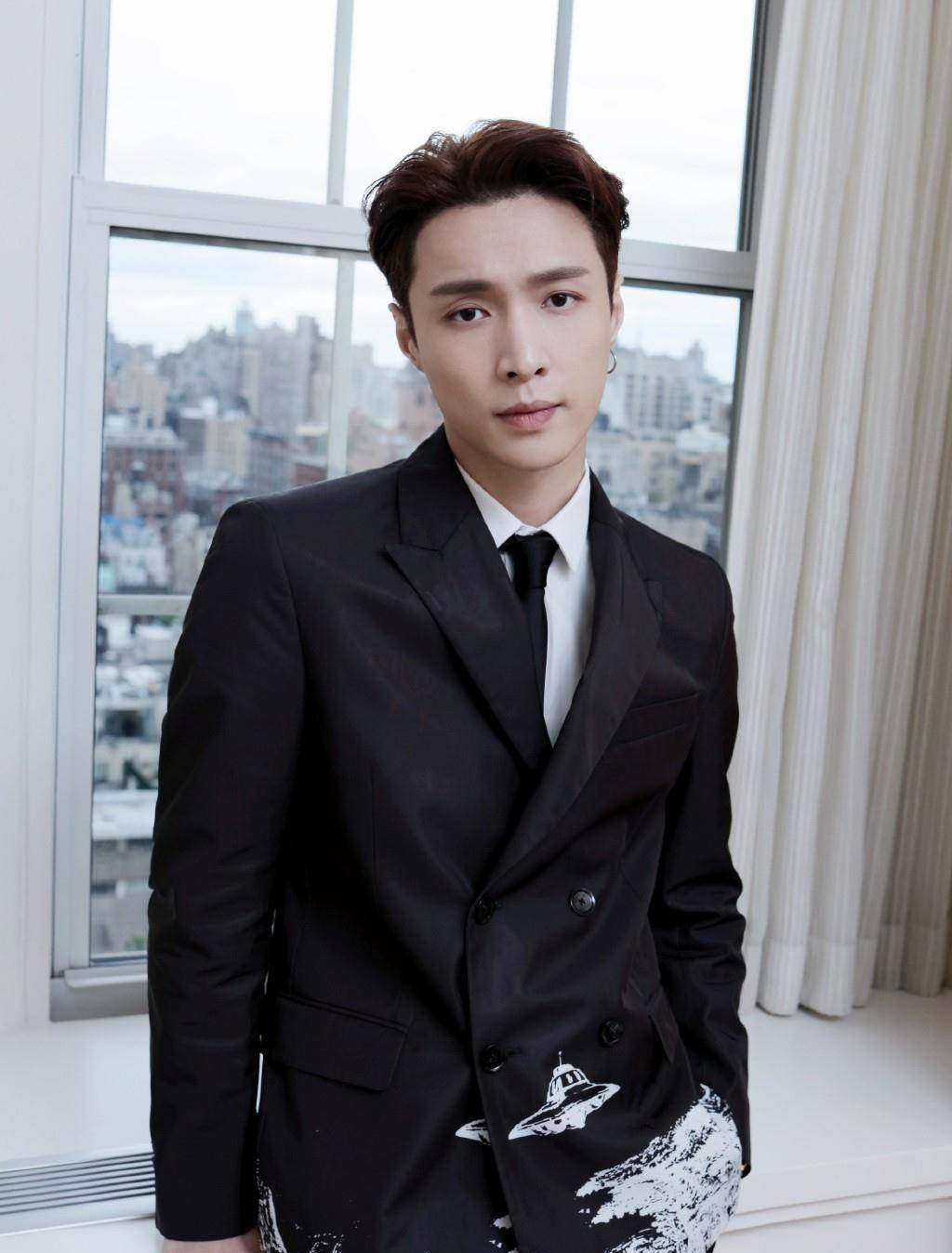 张艺兴走戛纳红毯,穿双排扣西装配帆布鞋,戴耳环帅气又精致_黑色_白色