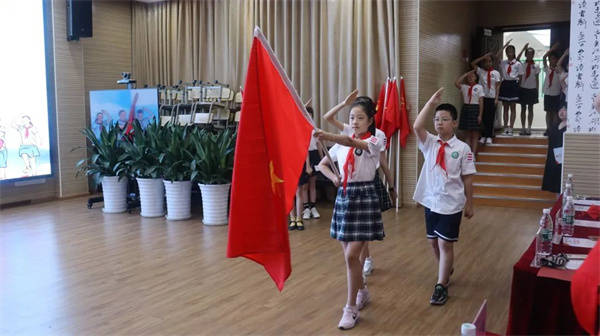 祝贺!成都高新区新光小学一年级81名学生光荣入队_少先队员_红领巾_仪