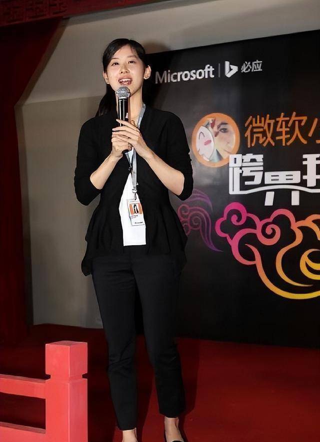 章泽天的气质很独特,穿简单白色上衣,气质依旧很清纯_服装_风格_休闲