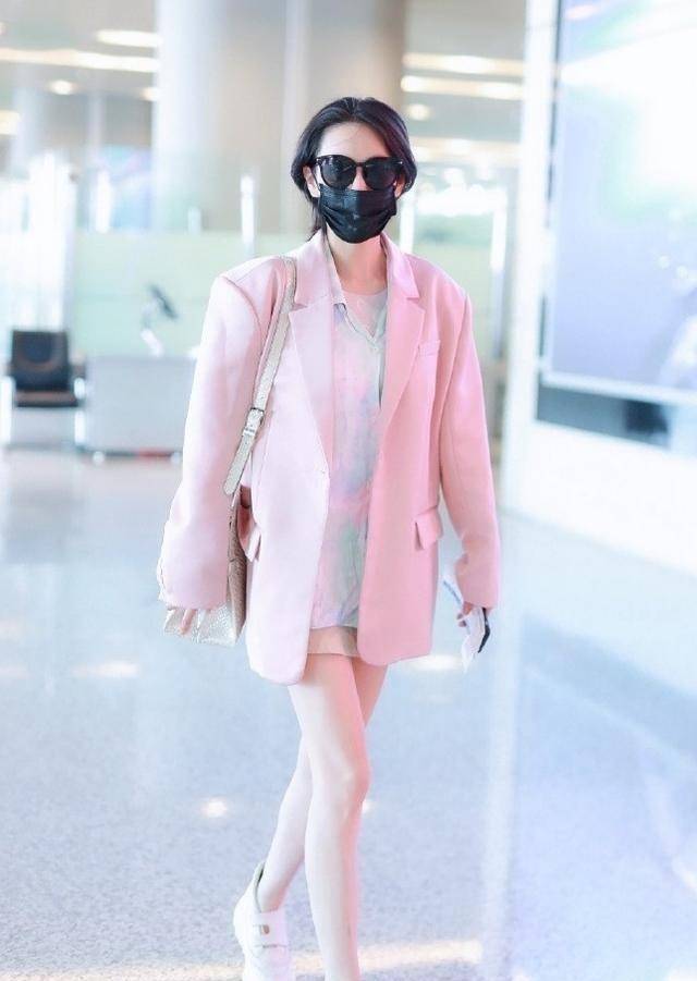 张馨予白衬衫造型来袭,短发肆意又张扬,简直a爆了!_整体_感觉_西装裤