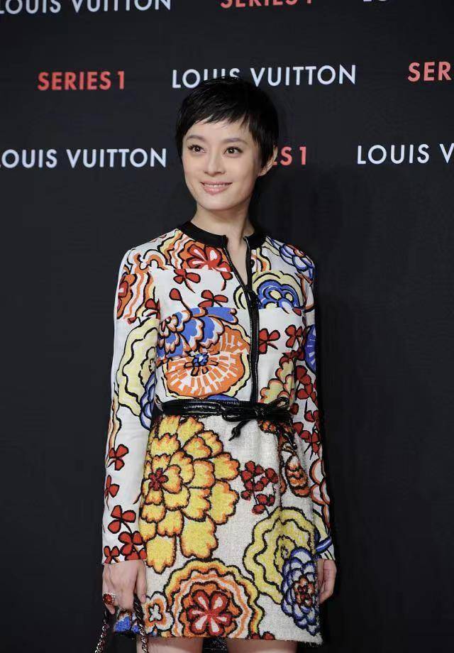 虽然"孙俪"个子不高,但是穿着印花裙加上筷子腿高跟鞋还是很吸睛的