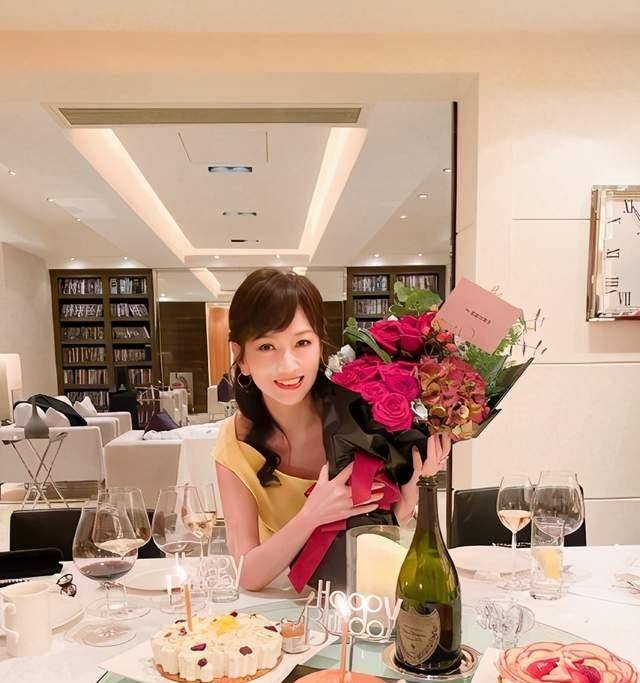 赵雅芝庆祝66岁生日,逆生长梦回白娘子,罕见和老公合影秀恩爱_年纪