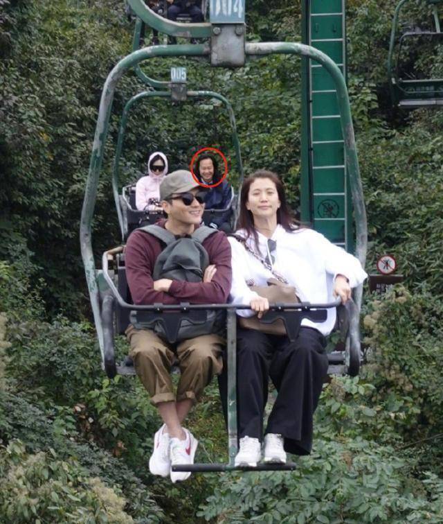 张智霖袁咏仪游张家界,54岁"草蜢乐队"成员蔡一智罕见现身随行_照片