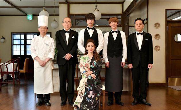 兜兜转转前几日,十元主演的舞台剧落幕,她与工作人员一起去庆功宴