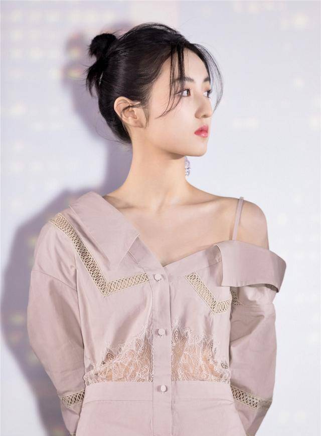 张子枫瘦了后简直美到开挂!露肩裙秀完美锁骨,香肩半露太撩人!