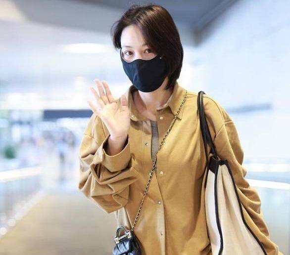 张馨予机场照片,撩发随性筷子腿抢镜_工作_明星_军嫂