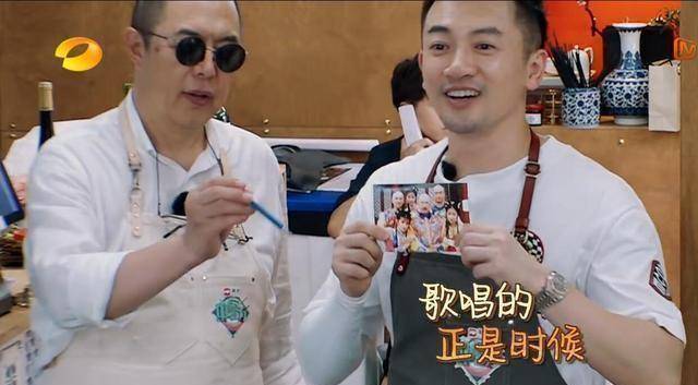 中餐厅苏有朋张铁林手捧还珠剧照哼歌时,谁注意到王俊凯的表情?