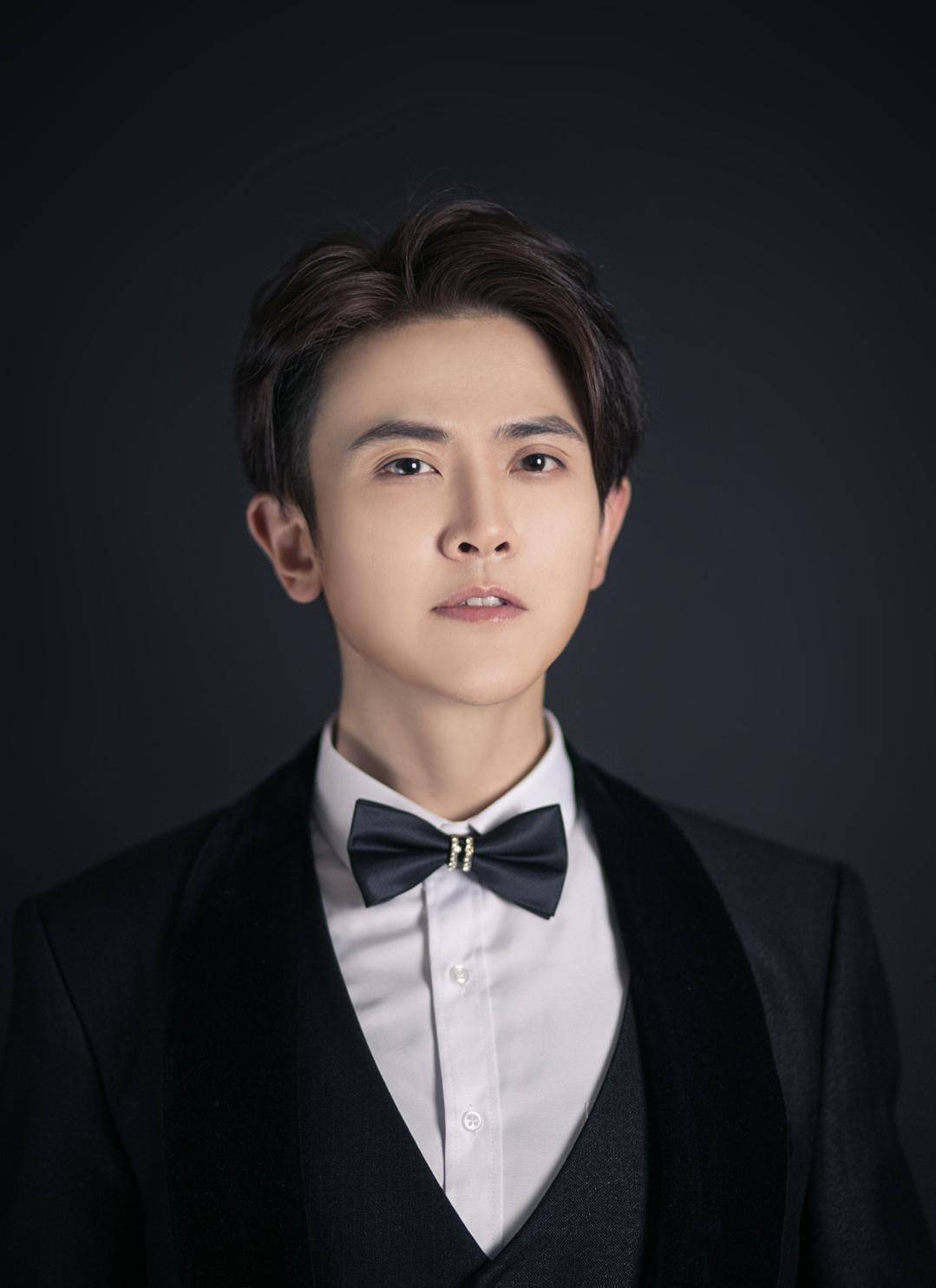 中桀骜的二皇子,而生活中的刘端端,更为时尚雅痞_黑色_西服_西装