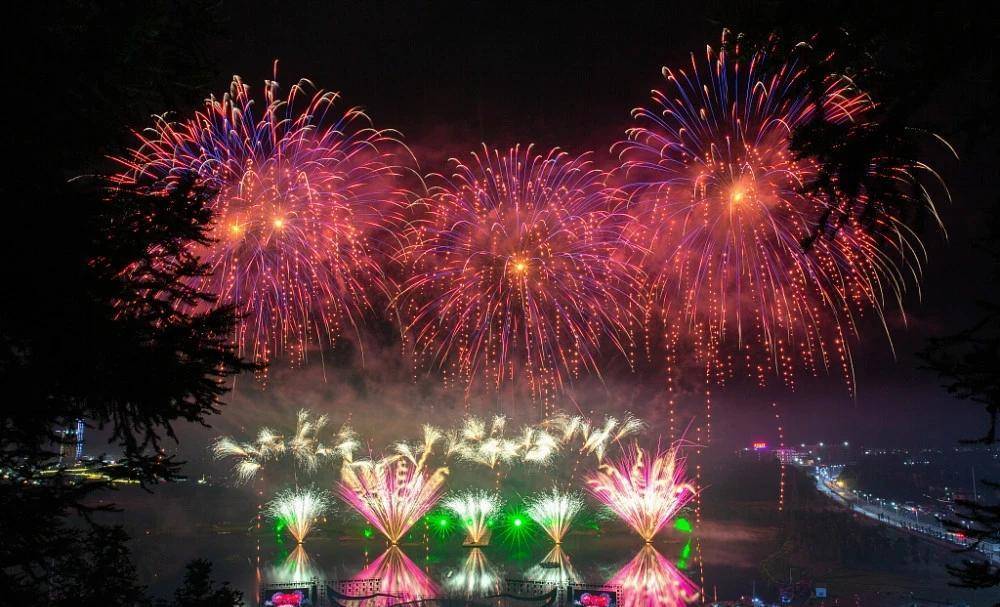 上栗烟花二是举办"物华天宝·赣鄱有礼"旅游商品集市,集中展示旅游手