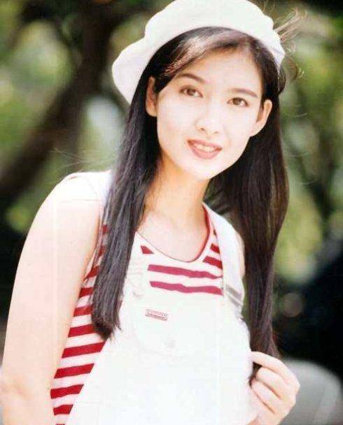 周慧敏的6张少女照片,18岁的她简直可爱到"犯规"!太清纯了!