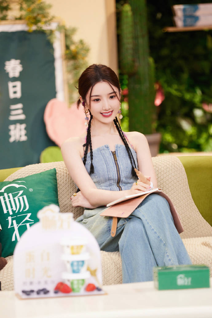 毛晓彤多巴胺穿搭甜美又可爱,高情商高智商,也比不上会穿搭_时尚_感觉