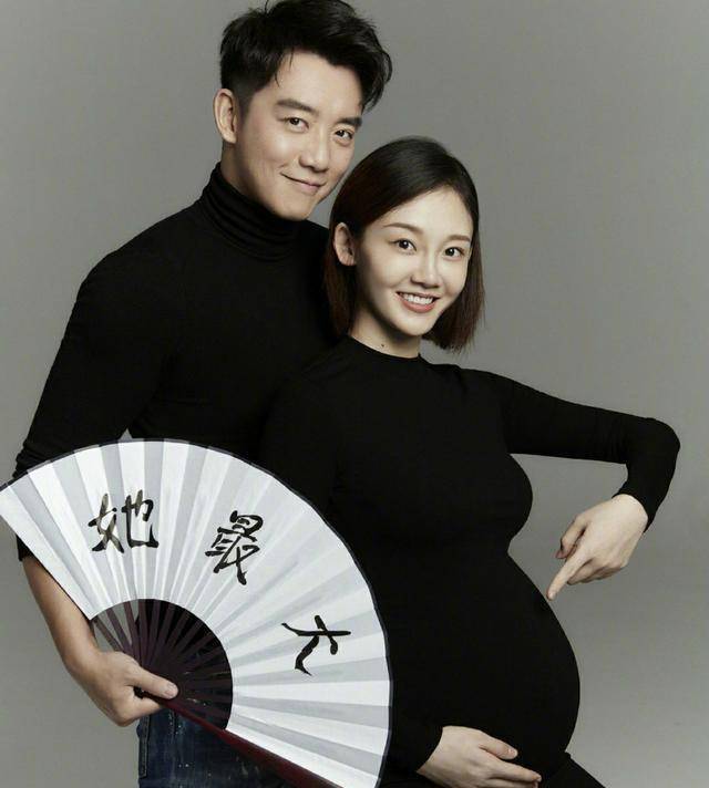 郑恺苗苗晒照庆女儿百天,小家伙全程被玩具吸引,蹬着小腿往前爬_郑恺