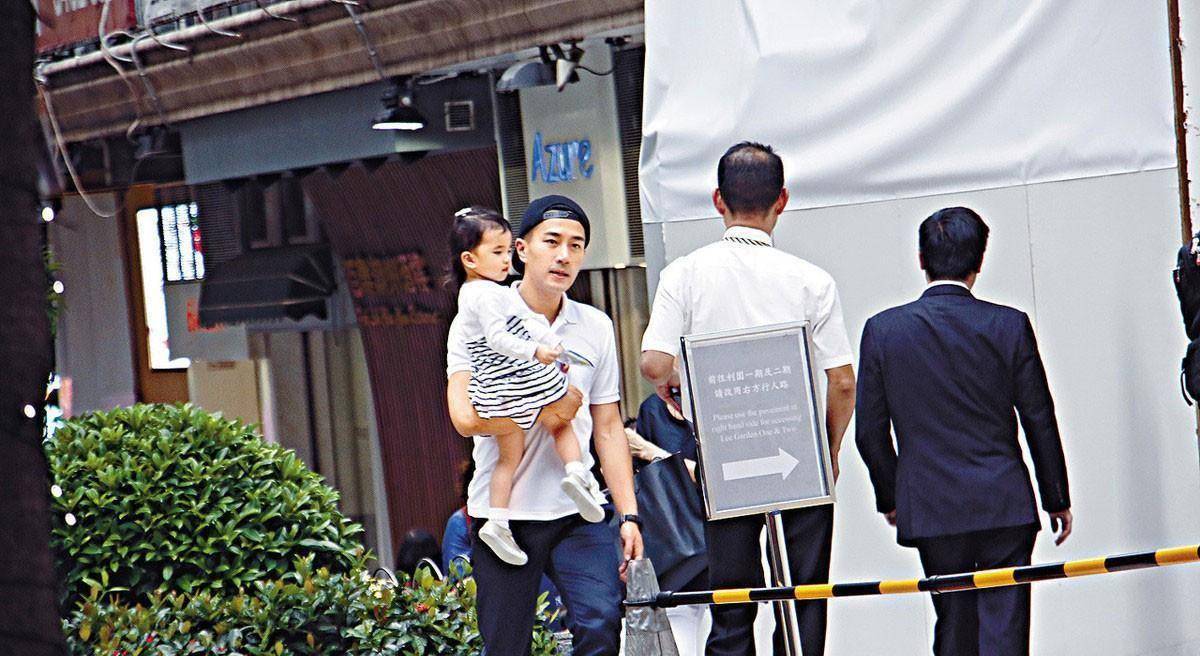 终于看到小糯米的超清晰正面照片,五官完美继承杨幂最美丽的地方_刘恺