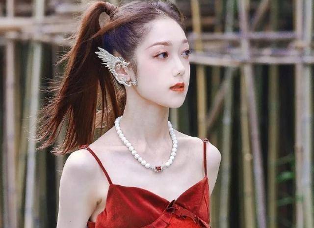 从硬糖少女303过往的采访当中可以看得出来,平时鹅厂对于硬糖少女的七