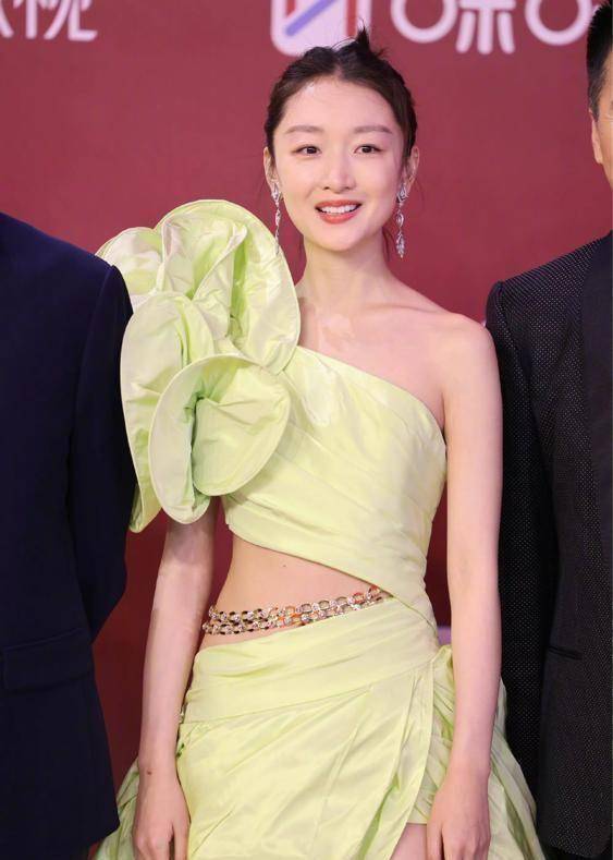 这几天周冬雨行程非常满,多次走红毯,表现也都很出色.