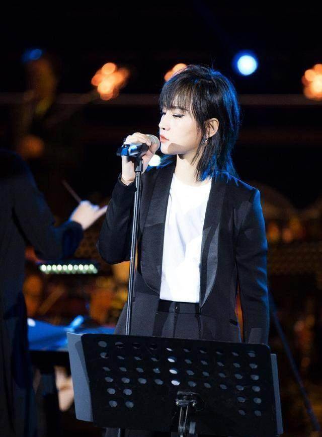 周笔畅剪了短发,穿上黑色look西服 白t恤,网友:真的只有33岁吗_发型