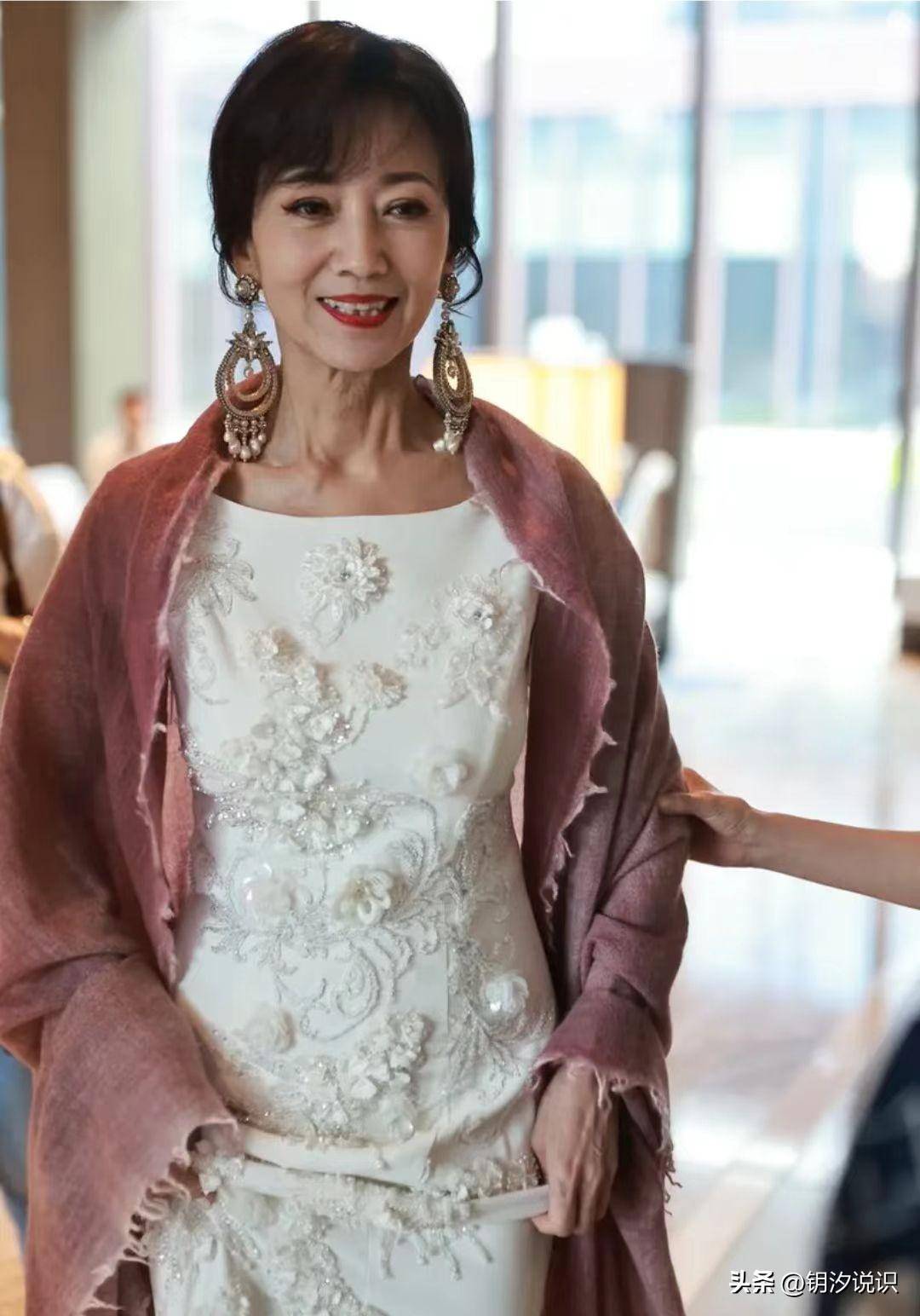 赵雅芝身穿白色碎花连衣裙搭配棕色开衫,尽显端庄优雅气质_时尚_活动