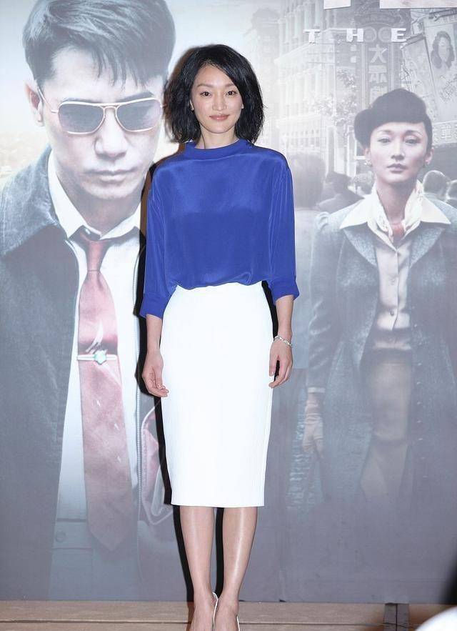 周迅瘦大了,最小码裹身裙穿成宽松款,小身板撑不起上衣却有气场_裙子