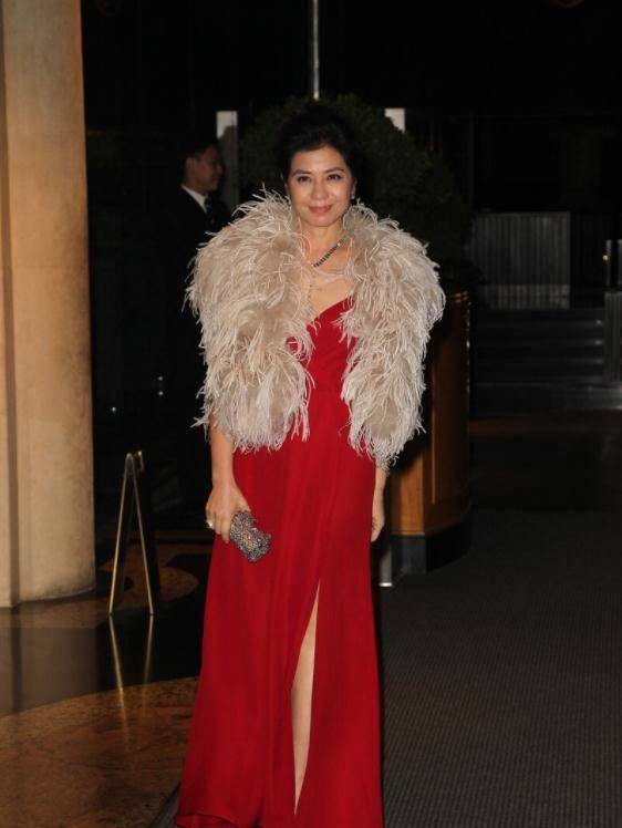 开衩的裙摆钟楚红的整体搭配还是比较高级的,她利用红色连衣裙有效