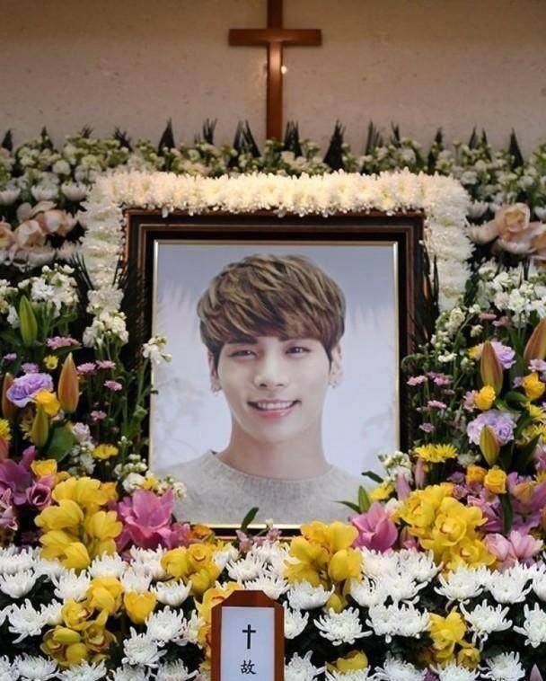 钟铉出殡,女艺人冲到前排并频繁看镜头,被指恶意抢镜_yeri_泰妍_新歌