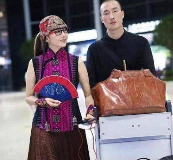 64岁杨丽萍男舞伴服装惹争议,是他们"不雅",还是观众不懂艺术_舞蹈