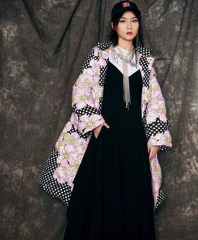 周笔畅现身跨年盛典,玩转叠穿造型,找对风格更惊艳!_白色_羽绒服_眼镜