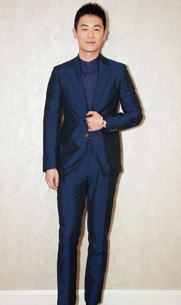 朱亚文准备录制跑男,现身机场无人接机?