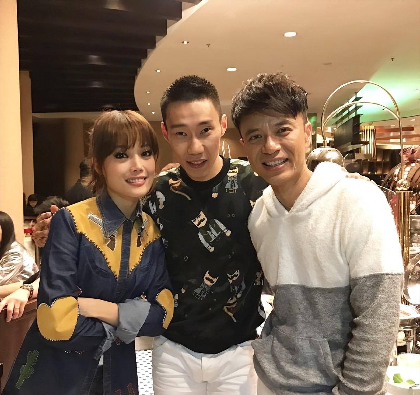 55岁李克勤现身老友母亲寿宴,头发乌黑精神似小伙,老婆罕见露面