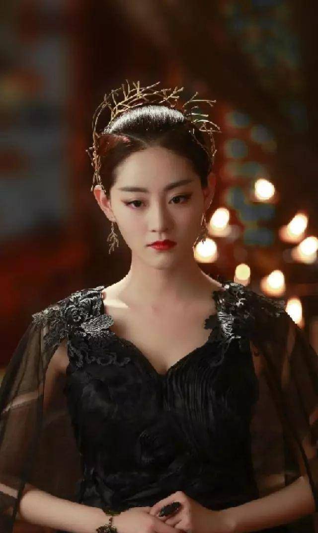 黑化,跟着角色变化服装的颜色也加深,祝绪丹穿上了红衣古装搭配黑色