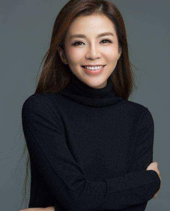 主持人朱迅一袭红裙衬得唯美大气,47岁气质不减,网友:变美了_生活