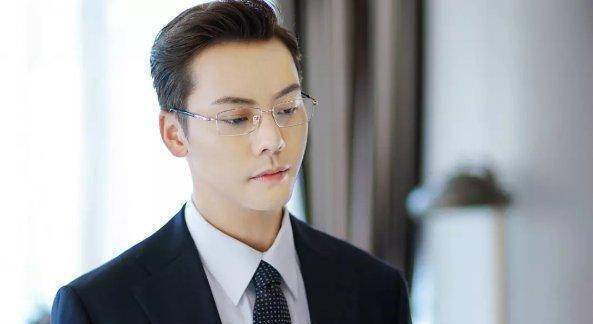 陈伟霆,依然很帅,眼镜与其适配度很高.吴彦祖!不同于小鲜肉的帅!