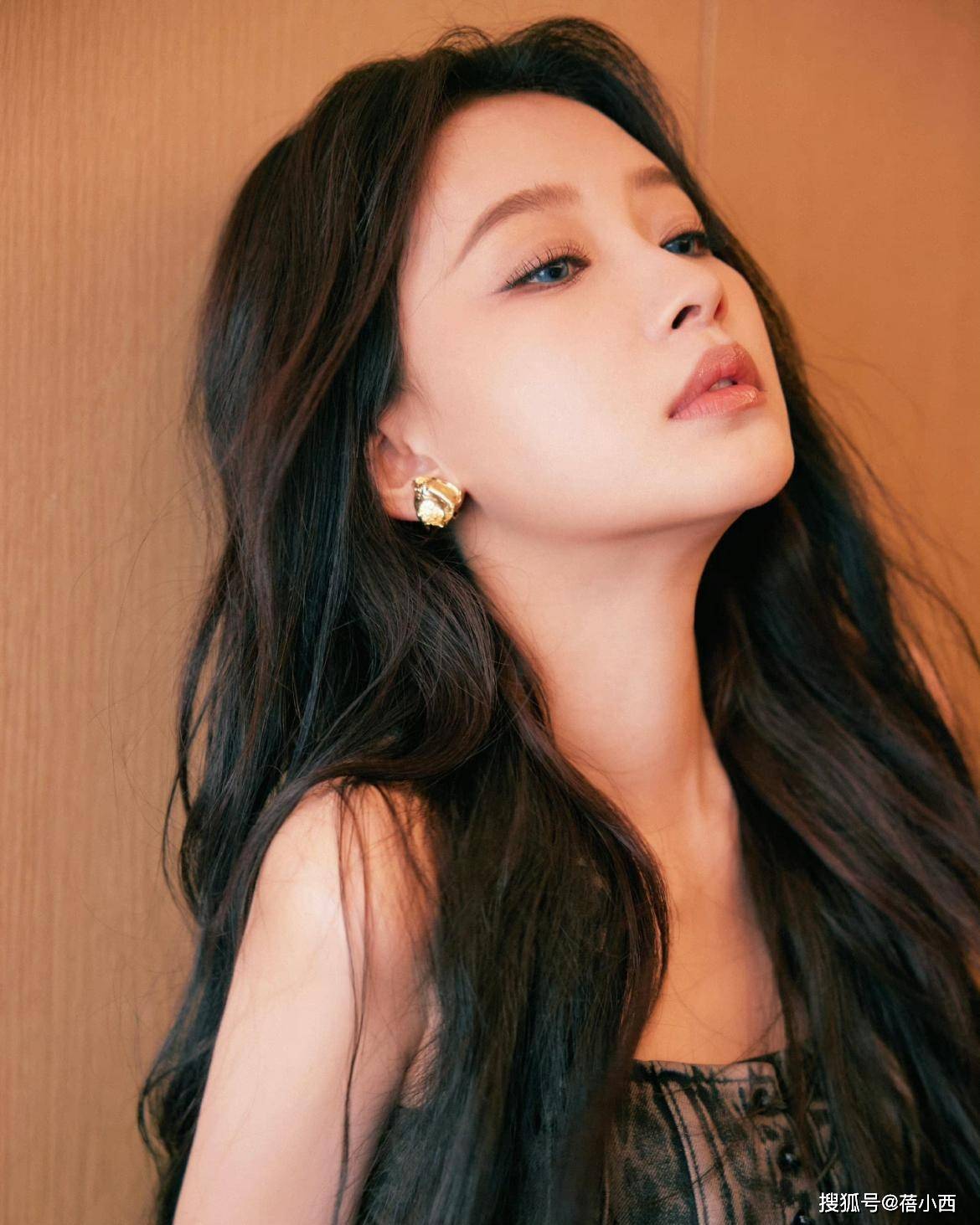 孙怡离婚后穿衣越来越大胆,一身牛仔连体裤配大波浪,女王回归!