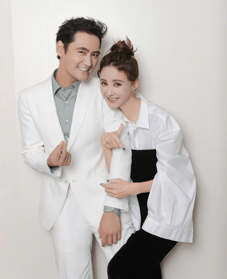 张歆艺袁弘晒照庆祝结婚七周年 甜蜜对视挽手臂满满爱意_写真_爱情