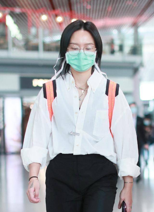 周笔畅可真奔放,穿衬衫只系两颗扣露事业线,刺青意外抢镜太时髦_镂空