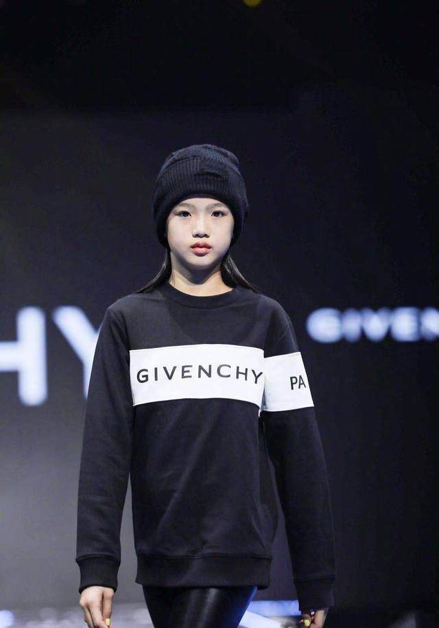 钟丽缇女儿走秀真惊艳,一个甜美时髦一个气质高冷,超模范十足!