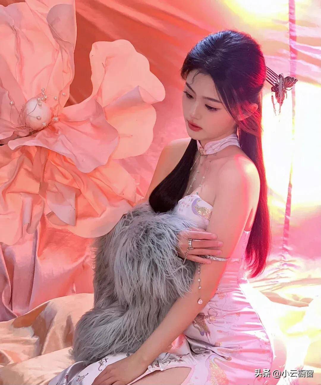 美丽含蓄之美:美女穿着旗袍挂在脖子上的美_曲线_服饰_传统