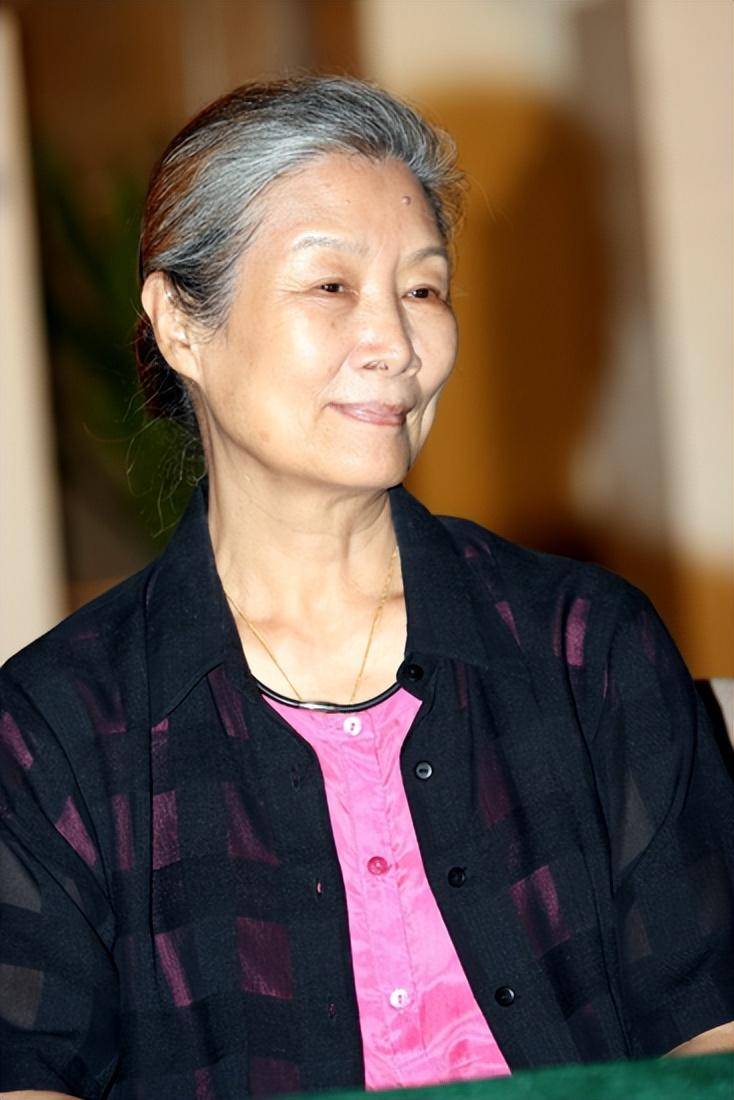 看看82岁的吕中:旗袍唐装淡妆看起来青春优雅_气质_显得_发型