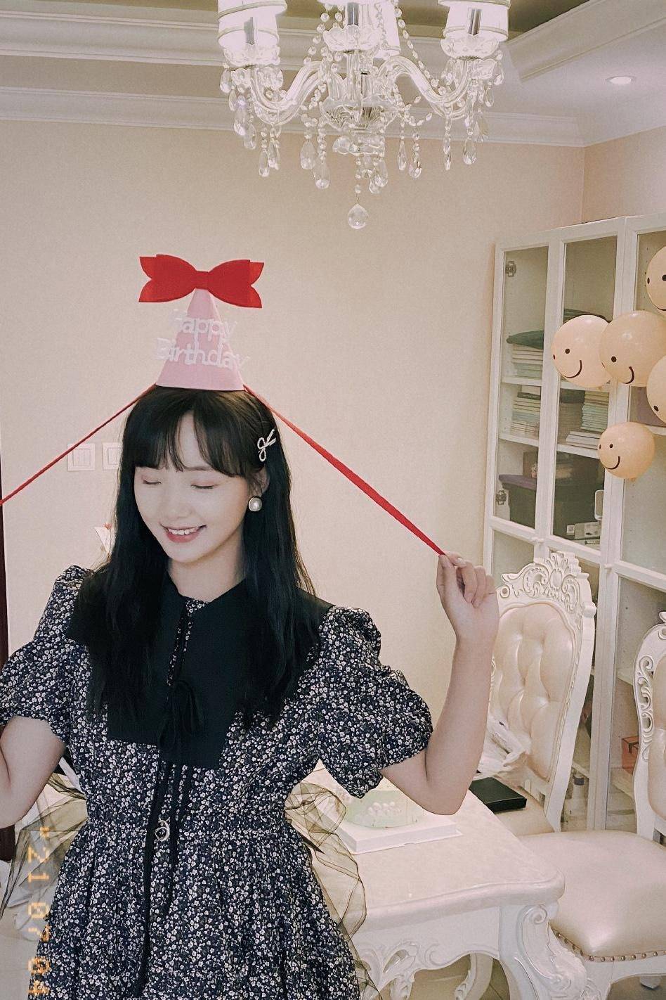 吕小雨生日发照,碎花连衣裙生日眼镜好有特色,是个小公主_白色_耳环