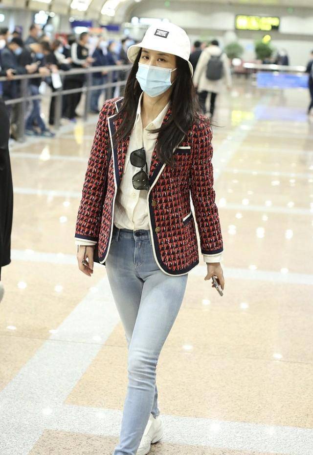 黄圣依一看就是生活幸福的样子,机场凹造型好自信,牛奶肌太晃眼_红色