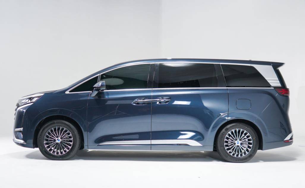 比亚迪首款高端mpv来袭,配电动侧滑门 航空座椅,续航超1000公里_搜狐